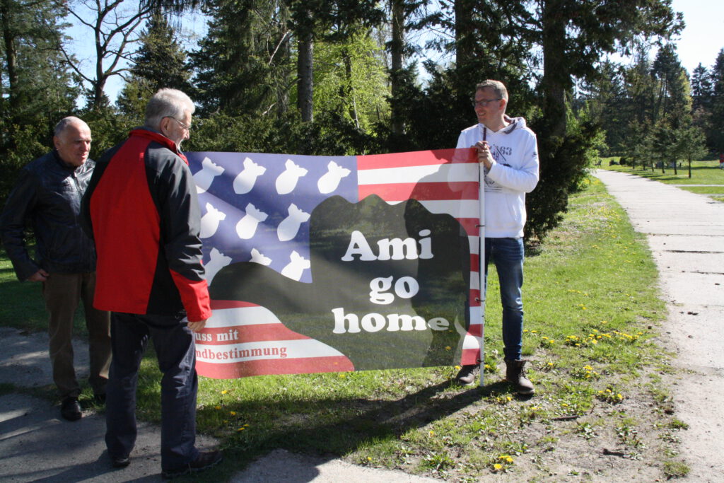 Gedenken zum Tag der Befreiung vom Hitler-Faschismus am 8. Mai in Neubrandenburg und Berlin