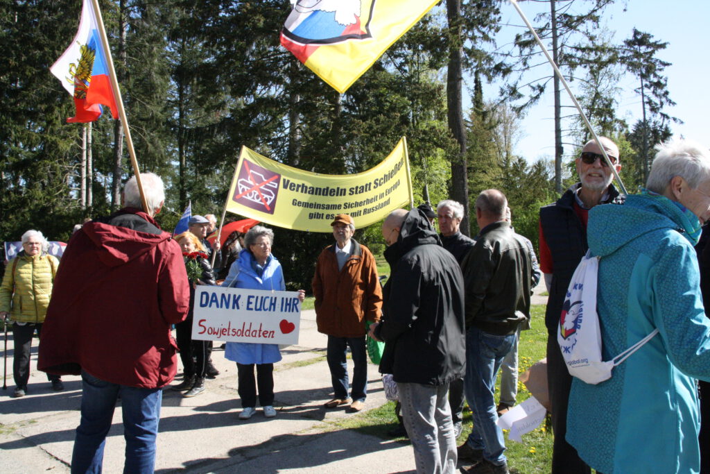 Gedenken zum Tag der Befreiung vom Hitler-Faschismus am 8. Mai in Neubrandenburg und Berlin