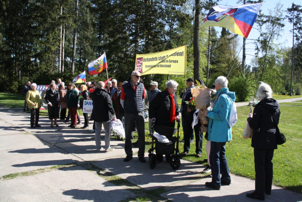 Gedenken zum Tag der Befreiung vom Hitler-Faschismus am 8. Mai in Neubrandenburg und Berlin