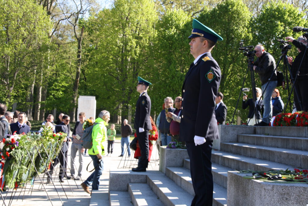 Gedenken zum Tag der Befreiung vom Hitler-Faschismus am 8. Mai in Neubrandenburg und Berlin
