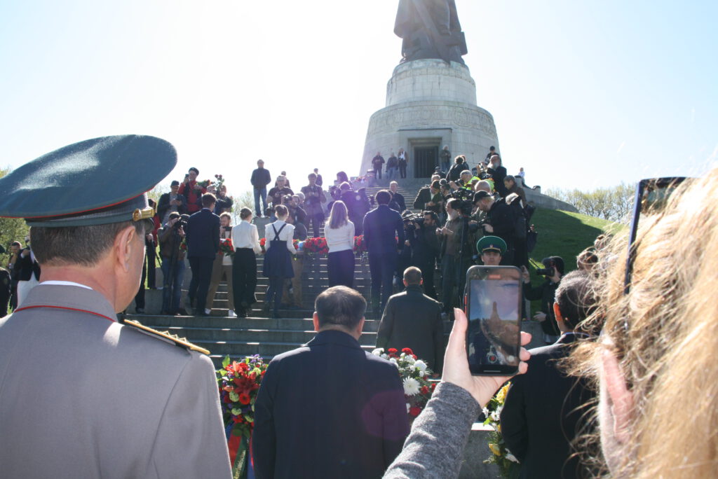 Gedenken zum Tag der Befreiung vom Hitler-Faschismus am 8. Mai in Neubrandenburg und Berlin