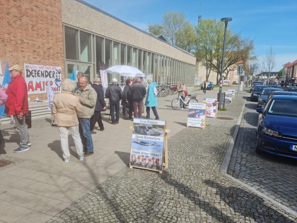Infostand Friedensbündnis Neubrandenburg
