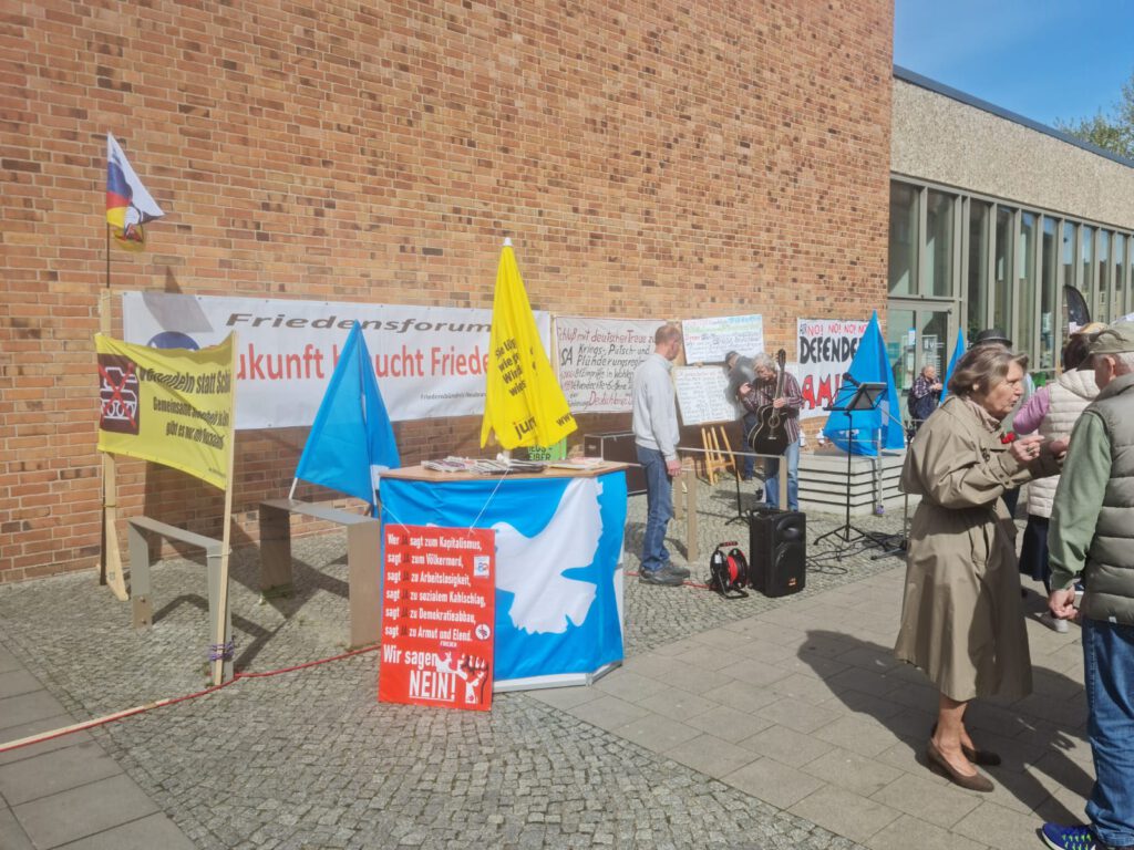 Infostand Friedensbündnis Neubrandenburg