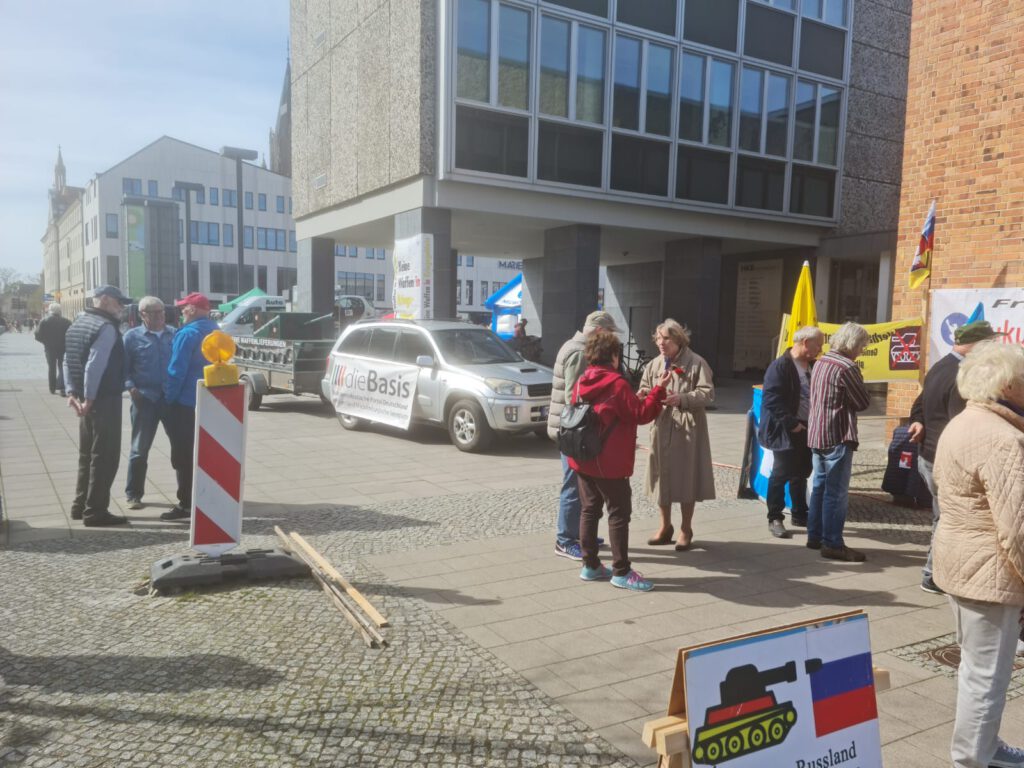 Infostand Friedensbündnis Neubrandenburg