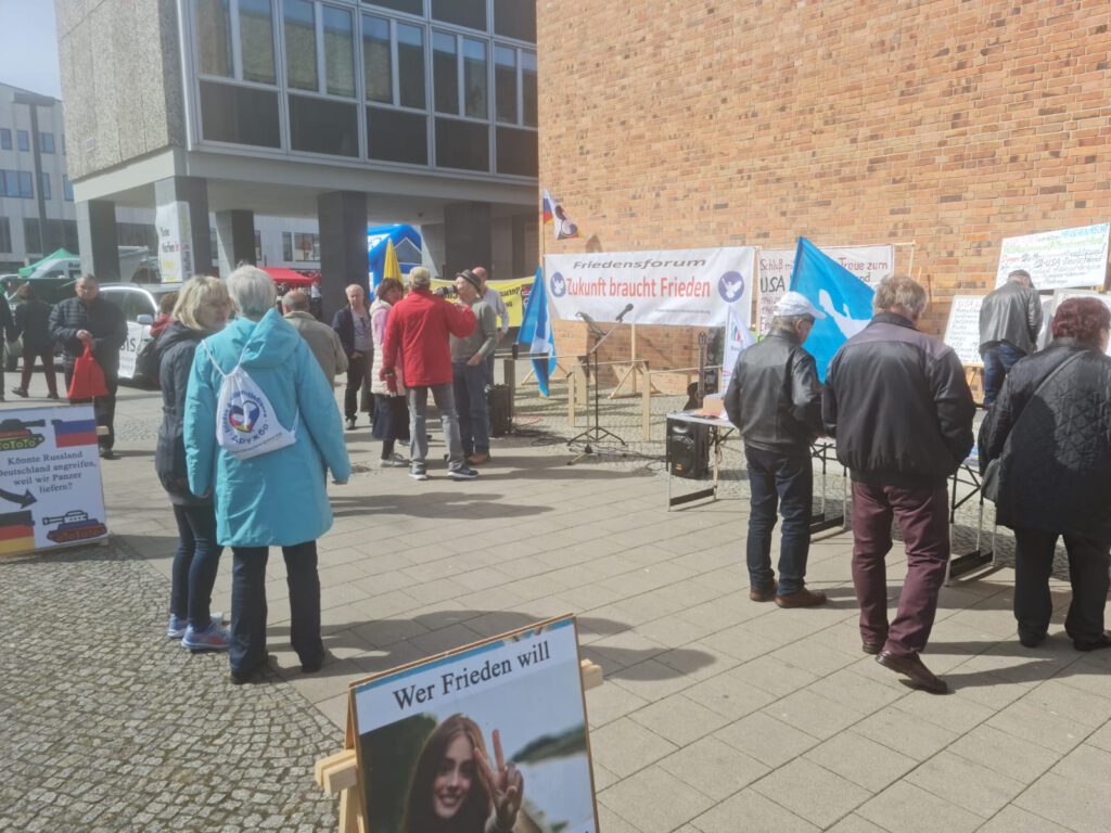 Infostand Friedensbündnis Neubrandenburg