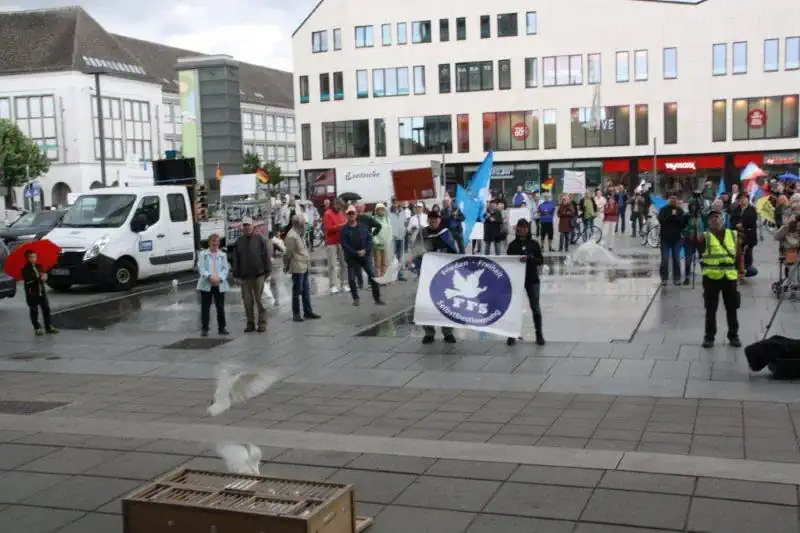 „Für Frieden, soziale Gerechtigkeit und eine gesunde Umwelt, gegen Krieg und Rüstung“ Marktplatz Neubrandenburg Marktplatz, Neubrandenburg