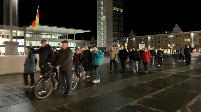 Mit Deutschland-, Friedens- sowie halb deutsch und halb russischen Fahnen zogen Demonstranten am Montag ins Rostocker Viertel. (Foto: Mirko Hertrich)