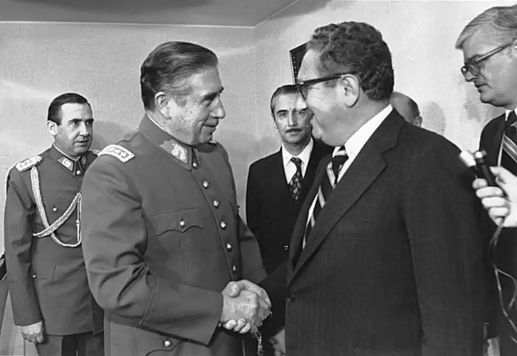 Lichtgestalt-Reunion_Pinochet_Kissinger