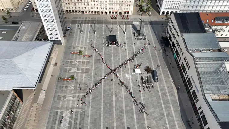 Bei einer Kundgebung unter dem Motto „Nie wieder ist jetzt !“ bildeten die Teilnehmer am 2. Juni symbolisch ein Wahlkreuz auf dem Neubrandenburger Marktplatz und riefen dazu auf, wählen zu gehen. (Foto: ZVG/Michael Pagels.)
