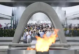 Menschen gedenken zum 75. Jahrestag der Opfer des Atombombenabwurfs im Peace Memorial Park in Hiroshima. In Neubrandenburg ist in diesem Jahr ebenfalls eine Gedenkveranstaltung geplant. (Foto: Ryosuke Ozawa/Archiv)