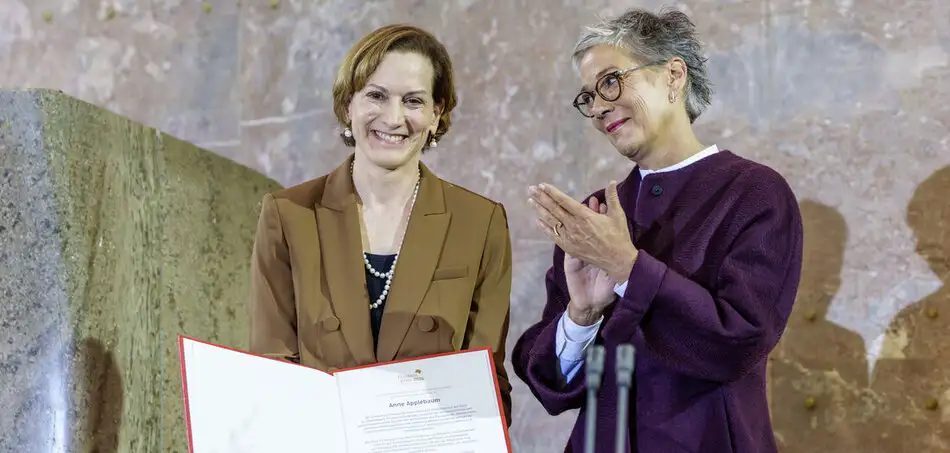 »Der Satz ›Nie wieder!‹ hat uns schon in der Vergangenheit blind gemacht für die Wirklichkeit.« Anne Applebaum in ihrer Rede bei der Verleihung des Friedenspreises des Deutschen Buchhandels (Frankfurt am Main, 20.10.2024)