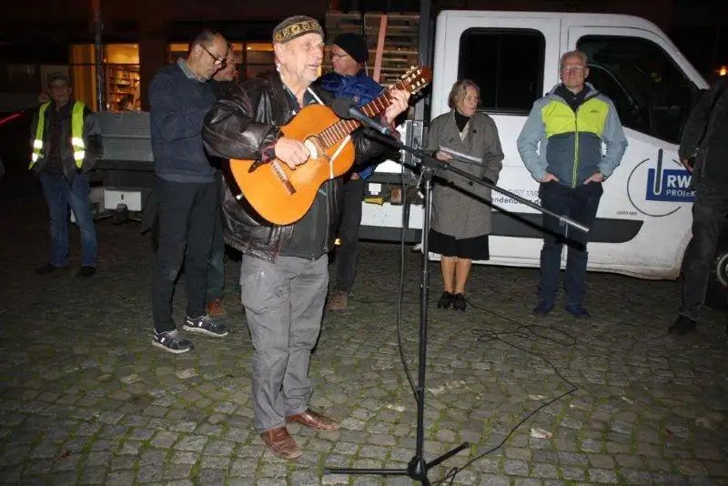 Montagsdemo Neubrandenburg am 4. November 2024 mit dem Berliner Liedermacher Jürgen Eger