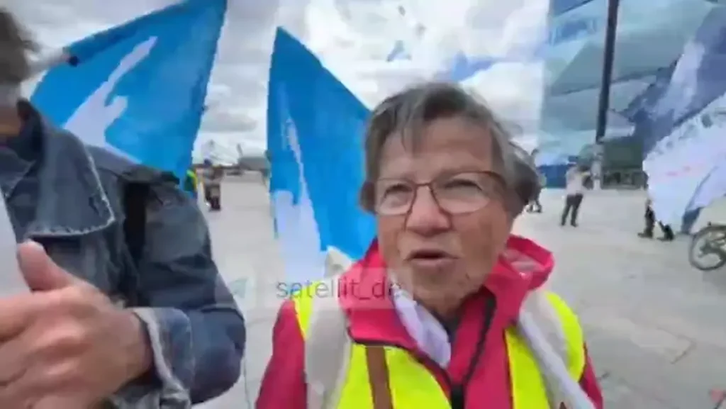 Eva vom Friedensbündnis Neubrandenburg wird auf der Demo "Deutschland steht auf" in Berlin interviewt